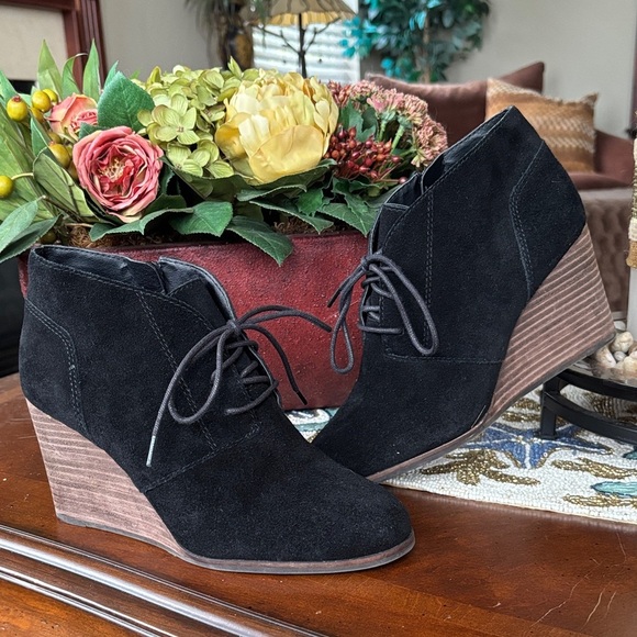 Lucky Brand Genuine Suede Black Lace Up Wedge Ankle Boots Booties w/ Side Zipper - Picture 1 of 15